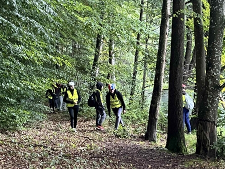 Uczniowie klasy ósmej w akcji sprzątania brzegów jezior