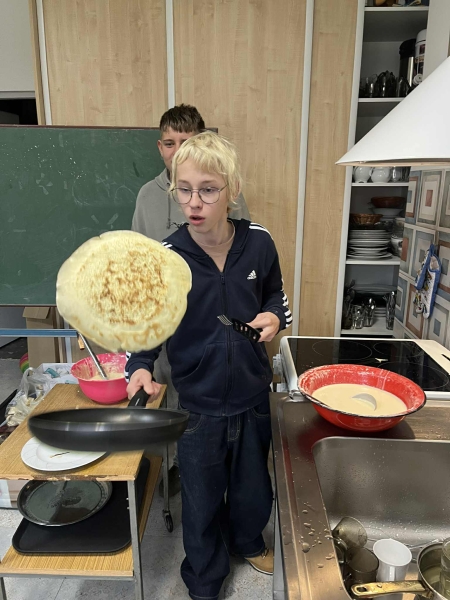 Ósmoklasiści w kuchni, siódmoklasiści przy maszynie!