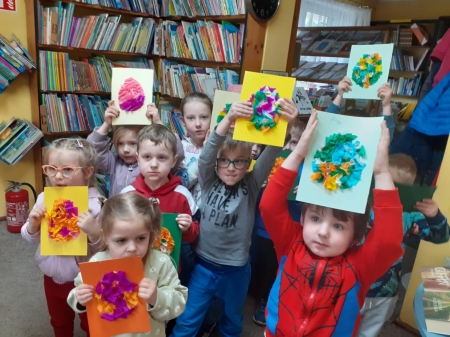 Udział przedszkolaków w wielkanocnych warsztatach w bibliotece w Mirachowie