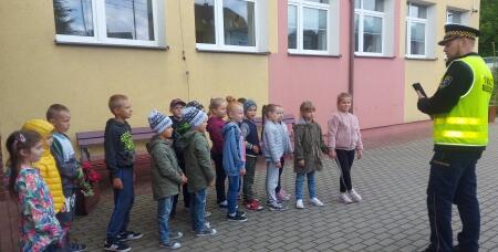 Spotkanie uczniów klas I-III z Strażnikiem Miejskim