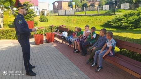 Spotkanie uczniów klasy I z Strażnikiem Miejskim