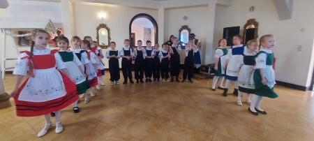 Występ zespołu kaszubskiego na spotkaniu seniorów