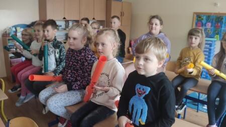Pierwsze spotkanie uczniów klasy 1 i 2 z bum bum rurkami