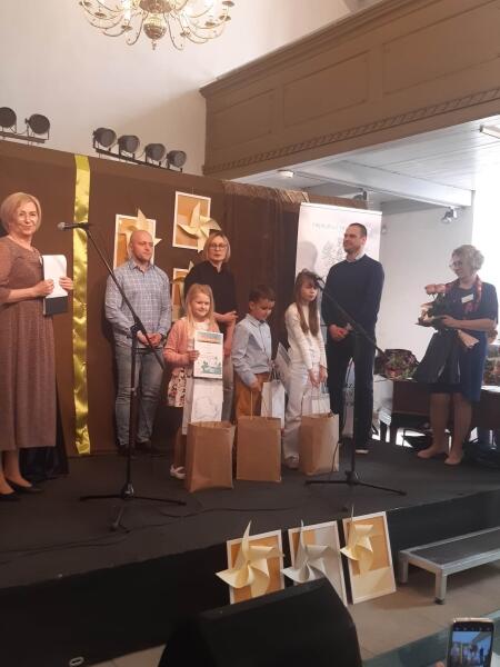 Marcelina Drywa z kl. 1 laureatką Wojewódzkiego Konkursu Plastycznego '' Wiatrak...