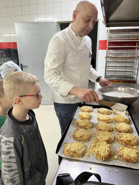 Warsztaty cukiernicze uczniów kl. I i II w Cukierni ''Stencel'' w Sierakowicach